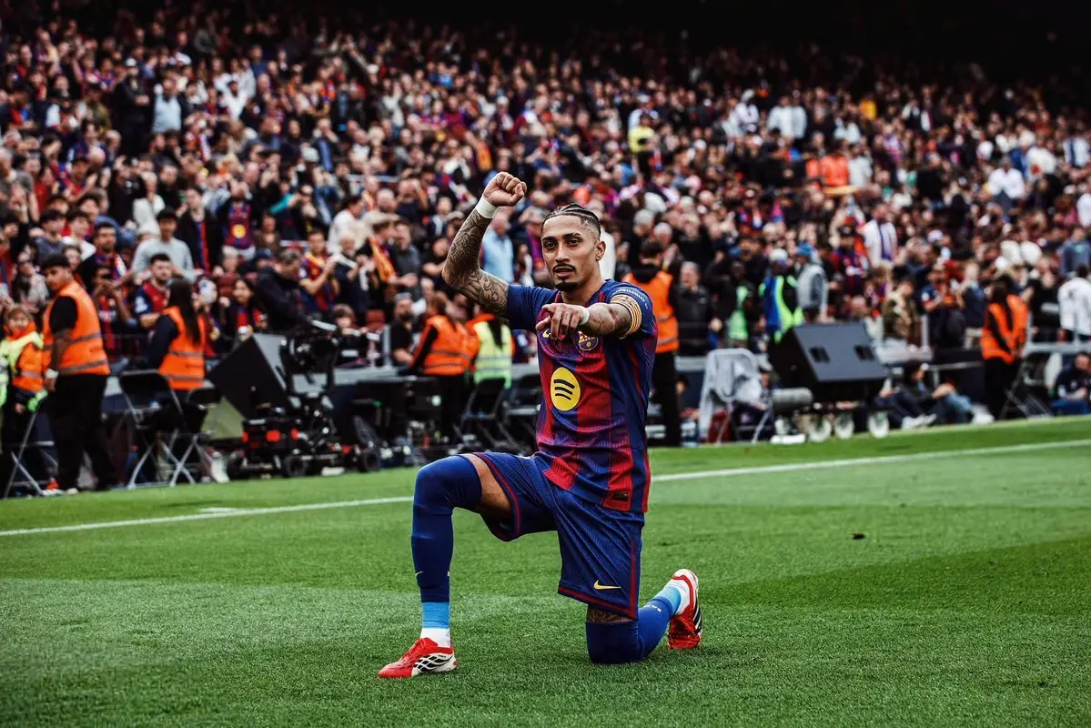 巴萨5-2大胜塞维利亚，拉菲尼亚上演帽子戏法，西甲四连胜稳居榜首